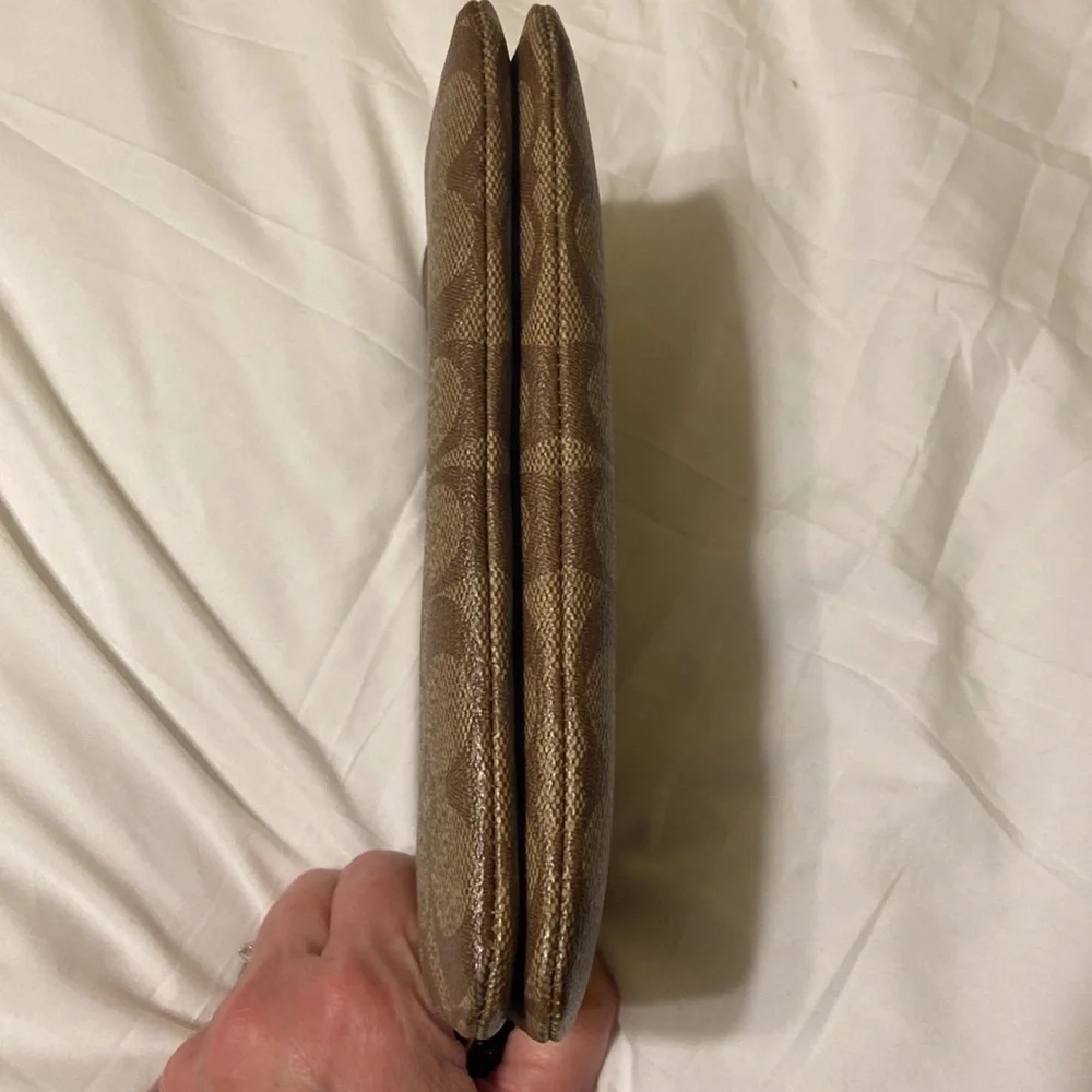 Coach Classic Wristlet, Double Zipper, beige and black, tag, gold hardware EUC - Picture 7 of 10